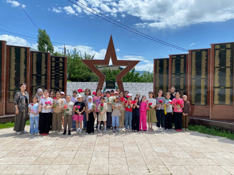 ПАМЯТИ ПАВШИХ ГЕРОЕВ БУДЬТЕ ДОСТОЙНЫ 22 июня - одна из наиболее трагических дат в истории нашей Родины. День Памяти и Скорби для тех, кто пережил и выжил, для детей и внуков миллионов солдат, что отдали жизни за мир, в котором мы сегодня живём..